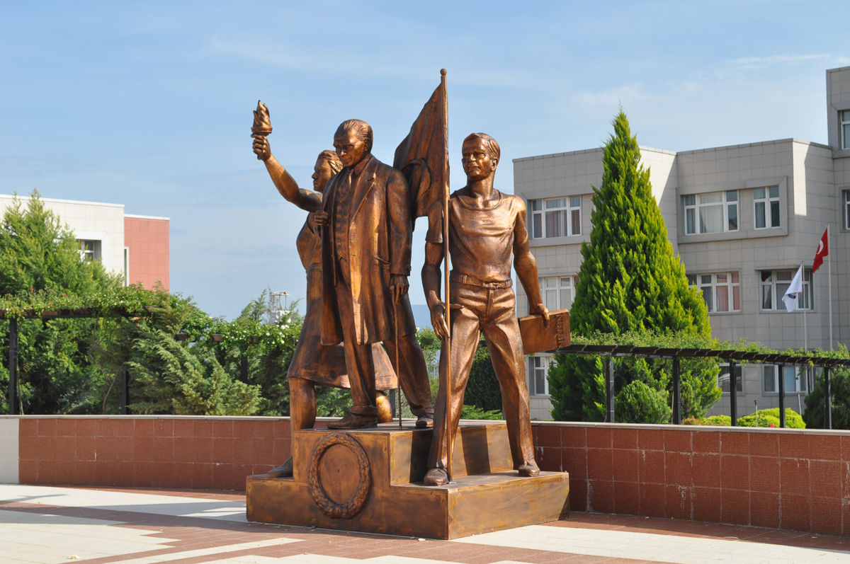Adnan Menderes Üniversitesi Atatürk Anıtı