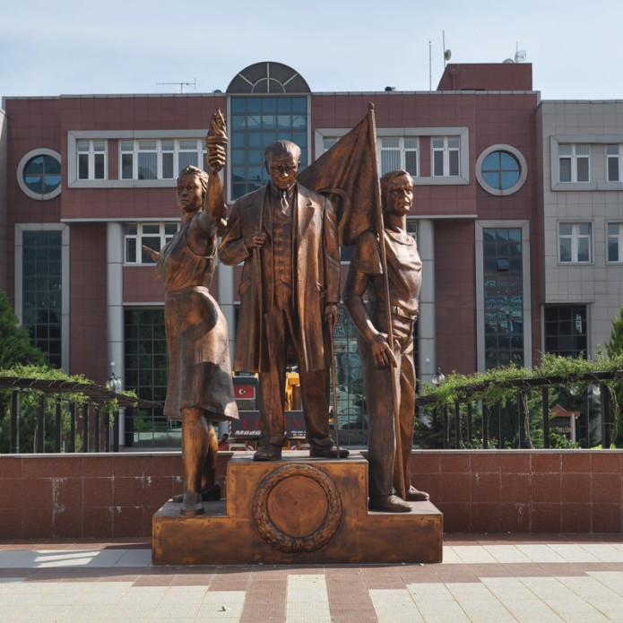 Adnan Menderes Üniversitesi Atatürk Anıtı