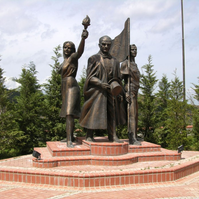Marmara Eğitim Köyü Atatürk Anıtı